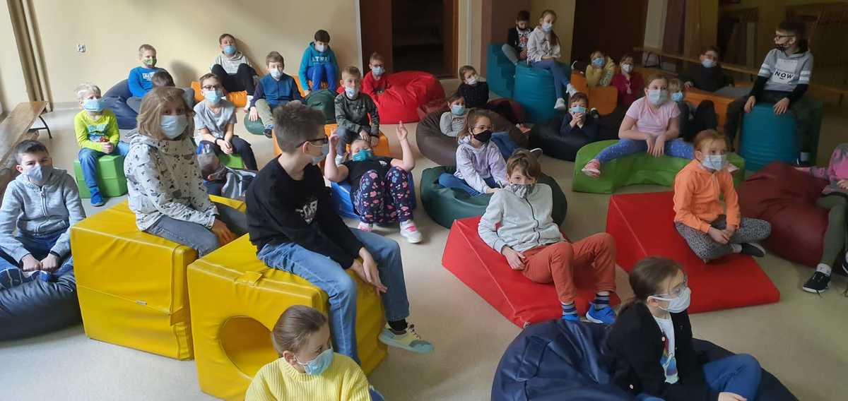 zdjęcie kolorowe:  Uczniowie uczęszczający na półkolonie w Szkole Podstawowej nr 5 w Katowicach