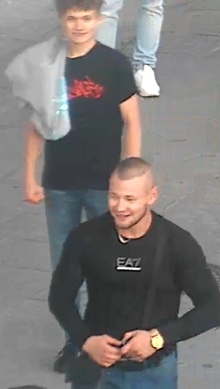 zdjęcie kolorowe: dwóch młodych mężczyzn podejrzewanych o udział w bójce w centrum Katowic