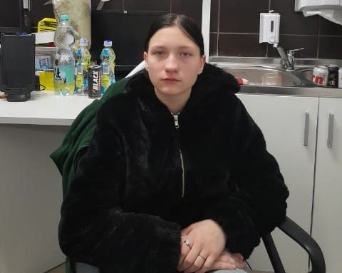 zdjęcie kolorowe: zaginiona Wiktoria Suchy ubrana w czarną kurtkę