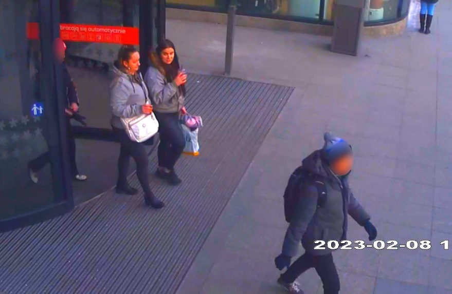zdjęcie kolorowe: dwie kobiety wychodzące z centrum handlowego podejrzewane o kradzież torby typu saszetka