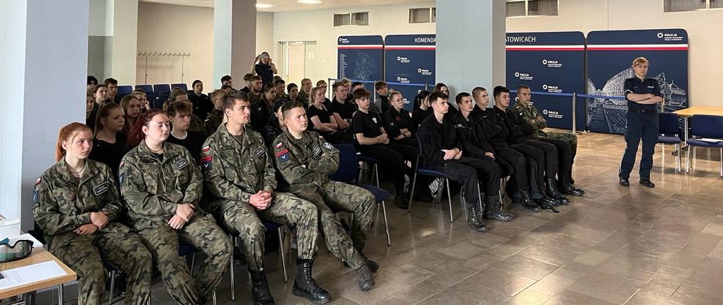 zdjęcie kolorowe: uczniowie klas mundurowych podczas spotkania z katowickimi policjantami