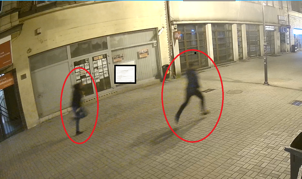 zdjęcie kolorowe: zdjęcia z monitoringu miejskiego, dwóch mężczyzn biegnących nocą ulicami Katowic