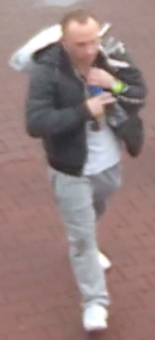 zdjęcie kolorowe: mężczyzna w jasnych spodniach, białek koszulce i czarnej kurtce podejrzewany o zniszczenie szlabanu