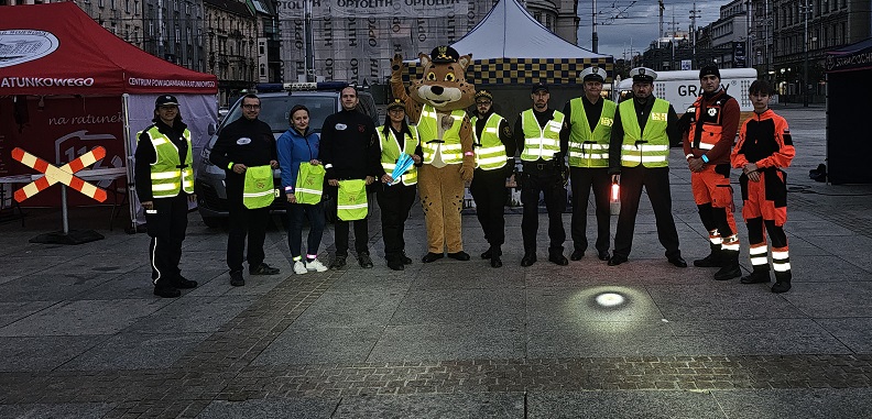 zdjęcie kolorowe: katowiccy policjanci podczas działań zorganizowanych w ramach Ogólnopolskiego Policyjnego Dnia Odblasków, który odbył się na katowickim Rynku 