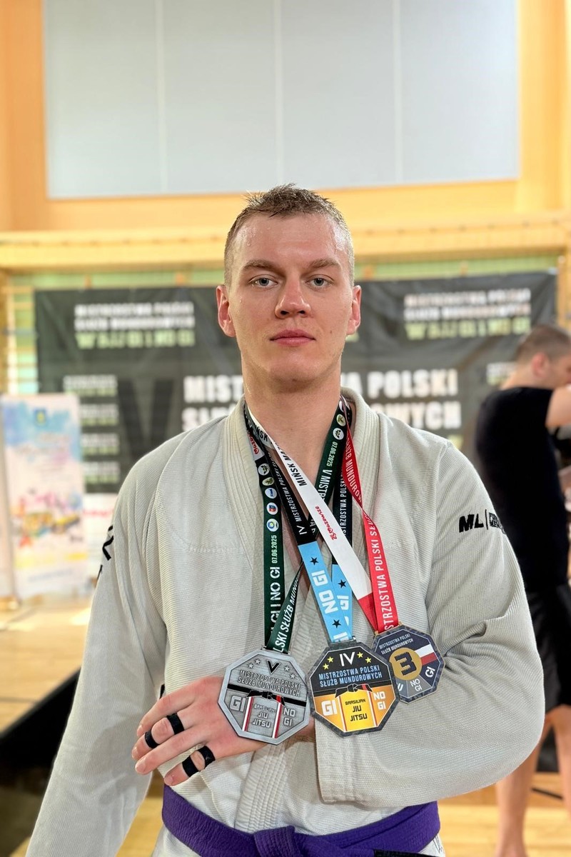 Na zdjęciu policjant wraz z zdobytymi medalami.