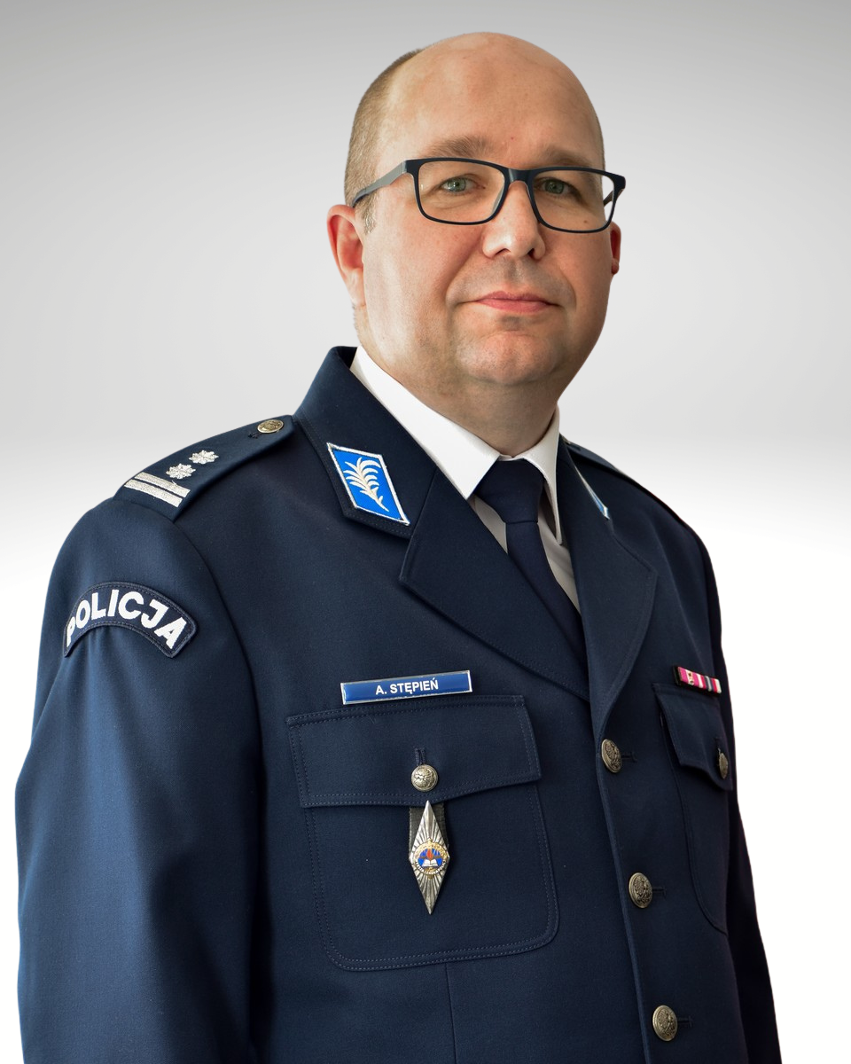 Na zdjeciu komendant