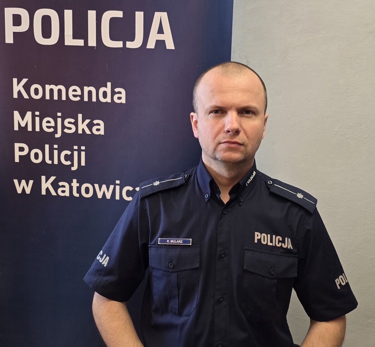 zdjęcie kolorowe: dzielnicowy rejonu nr 49 młodszy aspirant Rafał Mularz