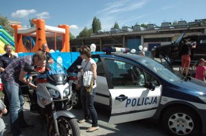 Policyjny radiowóz oraz motocykl