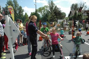 Policjantka oraz dzieci na rowerach
