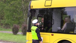 Policjant w trakcie kontroli stanu trzeźwości kierującego autobusem - materiał prasowy