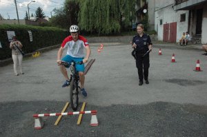 Uczestnik konkursu  &quot;Bezpieczeństwo na drodze&quot; w trakcie przejazdu rowerem przez tor przeszkód