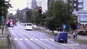 Samochód przejeżdżający przez przejście dla pieszych na czerwonym świetle