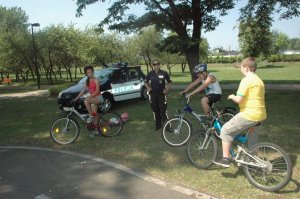 Policjantka i rowerzyści