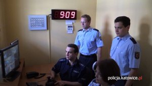 Niemieccy policjanci w policyjnej izbie zatrzymań - na stanowisku monitorowania osób zatrzymanych