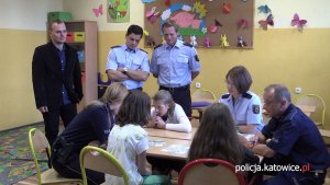 Niemieccy policjanci w szkole podstawowej podczas egzaminu na kartę rowerową