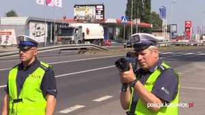 policjanci podczas pomiaru prędkości kierujących na ulicy Bocheńskiego