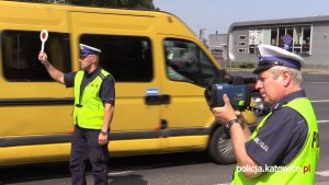 policjanci podczas pomiaru prędkości kierujących na ulicy Bocheńskiego