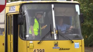 Policjanci kontrolują stan trzeźwości kierującego autobusem