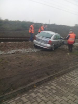 Opel Astra stojący na torowisku po uderzeniu przez pociąg