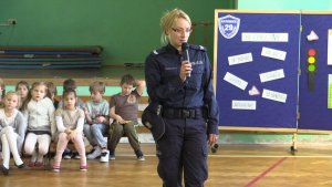 Policjantka i uczniowie szkoły