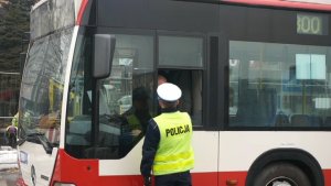 Policjant kontroluje stan trzeźwości kierowcy autobusu fot archiwum