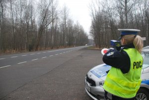 policjantka mierzy prędkość kierujących