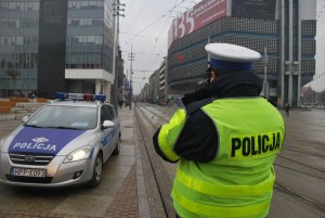 Policjant mierzy prędkość kierujących