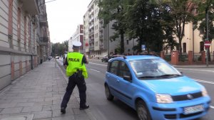 Policjant w trakcie działań zatrzymuje samochód