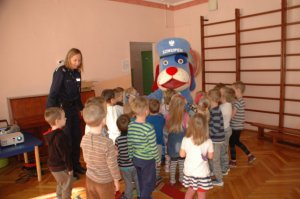 Policjantka na spotkaniu z przedszkolakami