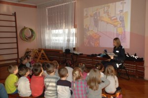 Policjantka na spotkaniu z przedszkolakami