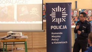Policjant na spotkaniu z gimnazjalistami