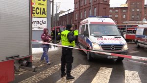 Służby ratunkowe na miejscu katastrofy budowlanej.