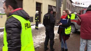 Służby ratunkowe na miejscu katastrofy budowlanej.