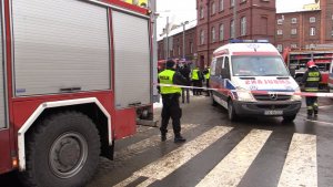 Służby ratunkowe na miejscu katastrofy budowlanej.