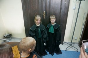 Dzieci z przedszkola nr 26 podczas wizyty w sądzie