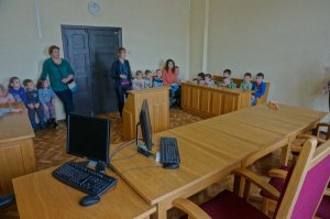 Dzieci z przedszkola nr 26 podczas wizyty w sądzie