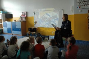 policjanta z dziećmi w przedszkolu