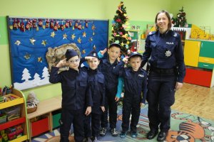Policjantka i przedszkolaki w małych mundurach