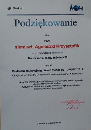 dyplom - podziękowanie dla policjantki KMP Katowice, w górnym lewym rogu logo województwa śląskiego a prawym rogu logo WOM
