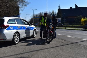 policjant rozmawia z kierującym motorowerem