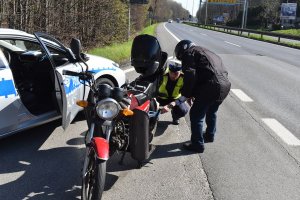 policjant sprawdza stan techniczny motoroweru