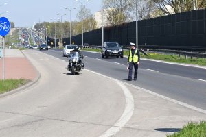 policjant zatrzymuje do kontroli motocyklistę