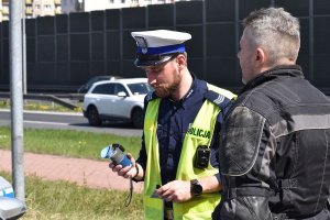 policjant sprawdza stan pomiaru kontroli trzeźwości