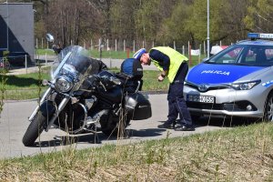 policjant sprawdza stan techniczny motocykla