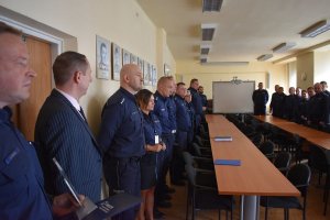 kadra kierownicza katowickiej komendy stoi w świetlicy KMP Katowice
