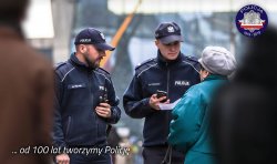na zdjęciu widać dwóch policjantów rozmawiających z kobietą