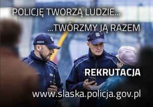 Zdjęcie kolorowe: umundurowani policjanci pionu prewencji rozmawiający ze starszą kobietą w berecie