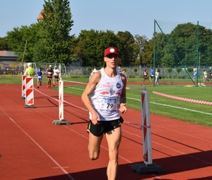 zdjęcie kolorowe: st. sierż. Łukasz Oślizło podczas biegu  w X Mistrzostwach Policji w biegu na dystansie 10 km