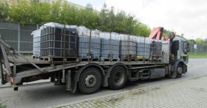 Zdjęcie kolorowe: samochód ciężarowy marki Renault Premium przystosowany do świadczenia usług w zakresie pomocy drogowej, który przewoził 12 pojemników typu mauser z nielegalnymi odpadami