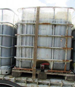 zdjęcie kolorowe: pojemnik typu mauser zapięty uszkodzonymi pasami transportowymi